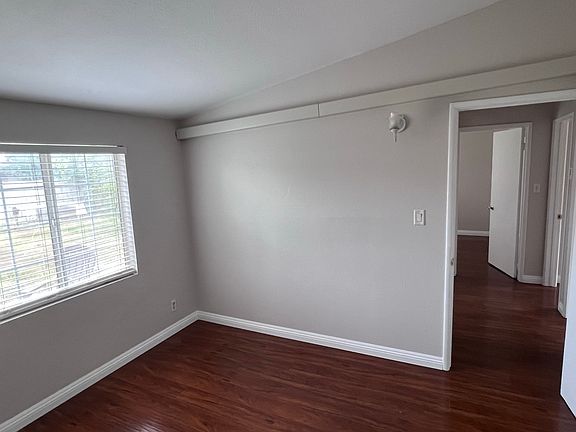 5th image of 606 N Elderberry Ave