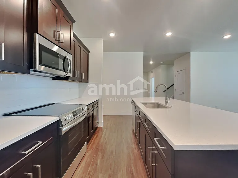 1546 N Alderleaf Ave — Photo 3