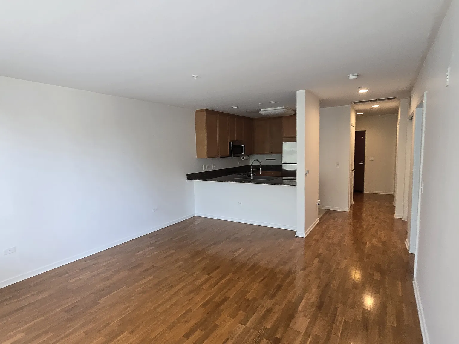 1 bed, 820 sqft, $1,999 — Photo 2