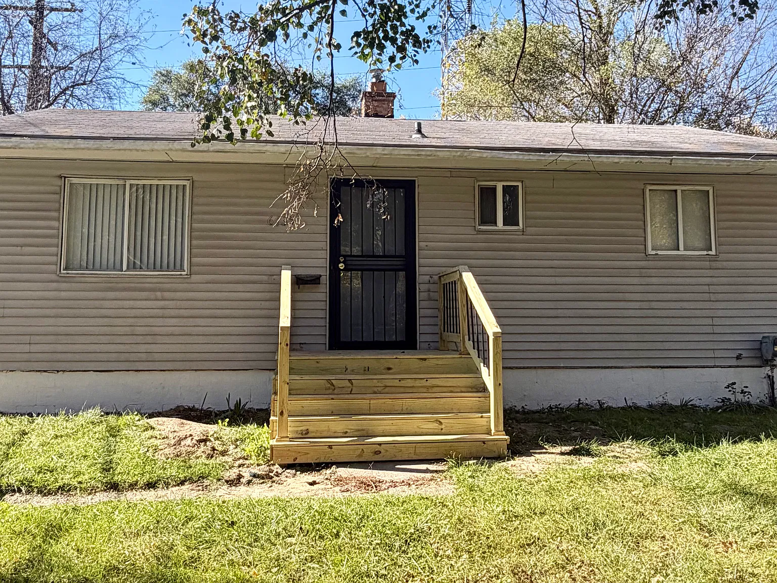3 bed, 923 sqft, $1,000 — Photo 1