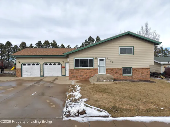 1322 13th St W, Dickinson, ND 58601