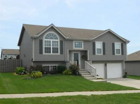 621 E 14th Pl, Eudora, KS 66025