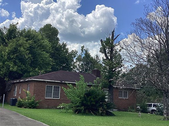 3rd image of 1402 Adrian Ln