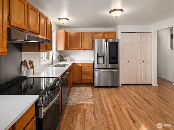 4th image of 10601 192nd St Court E