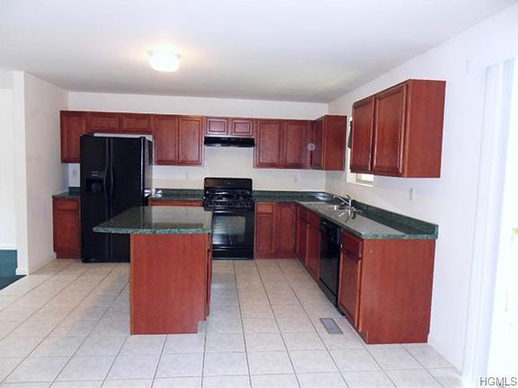 4th image of 61 Bristol Cir