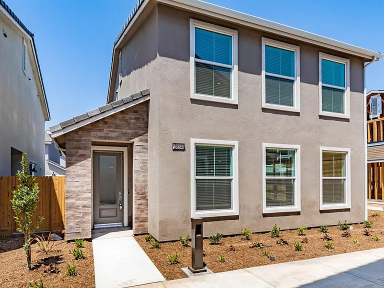 2834 E Tamarind Dr — Photo 1