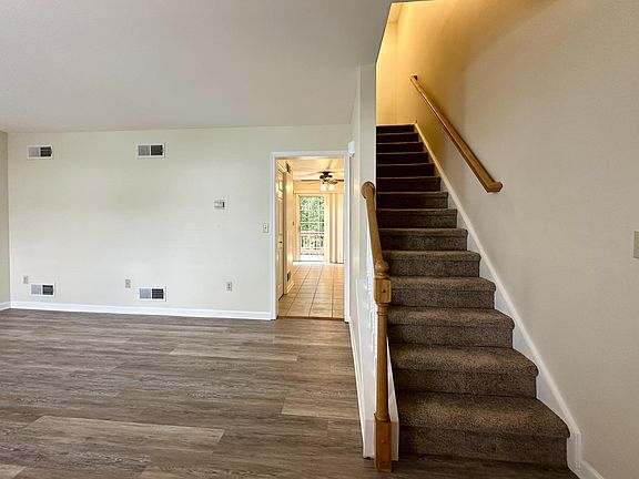 4th image of 556 Downington Ct