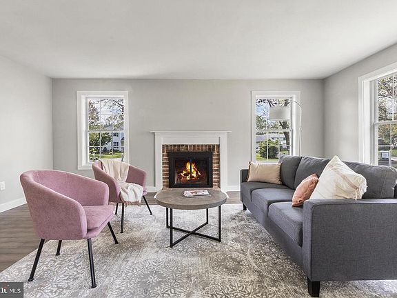 4th image of 231 Burgundy Ln