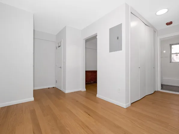 601 Kappock Street image 13 of 19