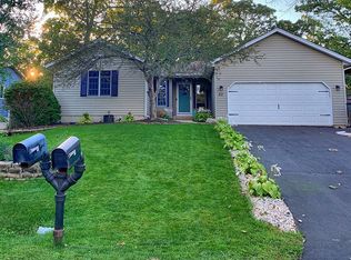 211 Indian Trl, Lake In The Hills, IL 60156