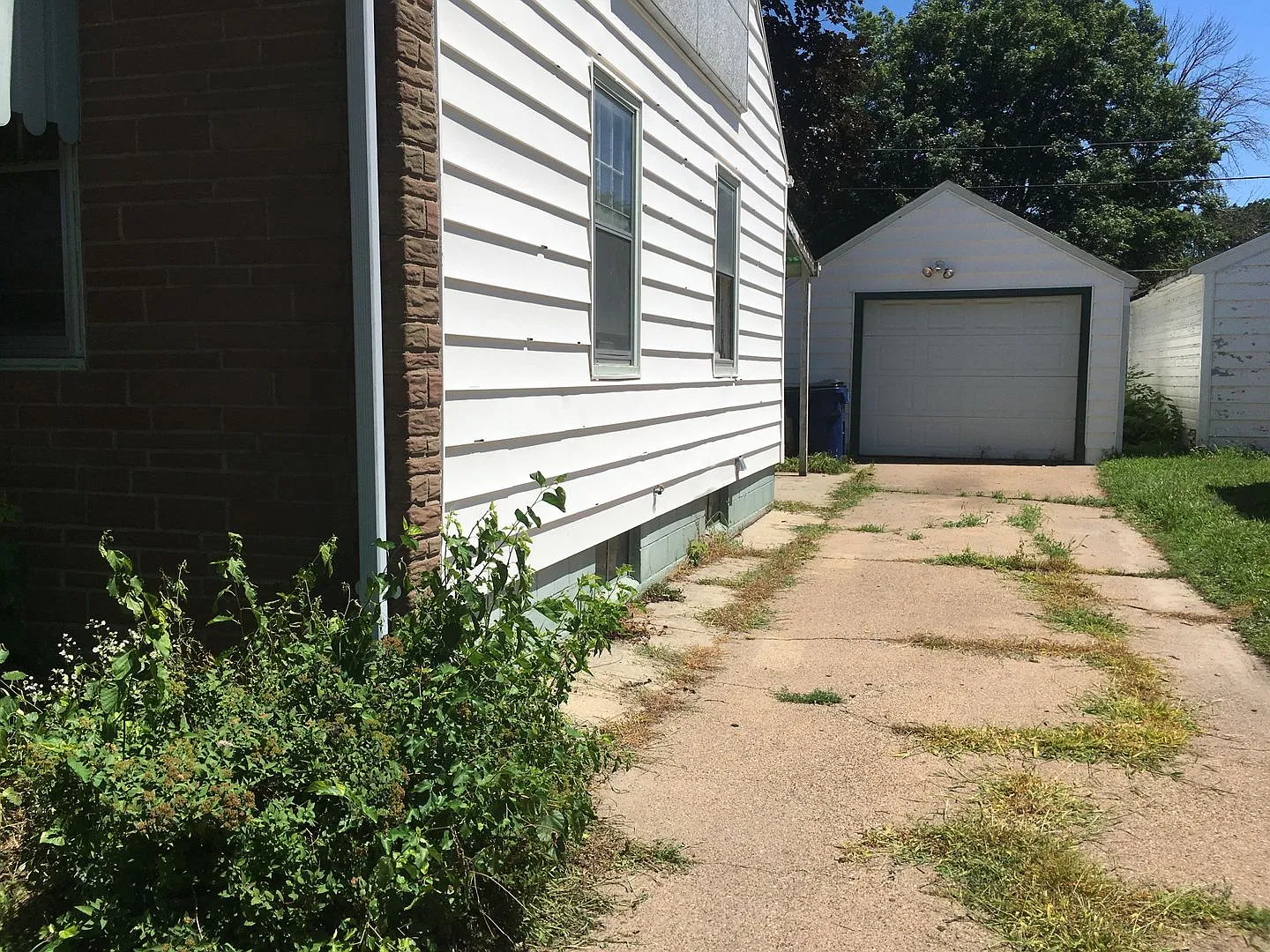 2 Bedroom, 1 Bath Single Family Home 228 Sherman Ave, Waterloo, IA 50703 I — Photo 3