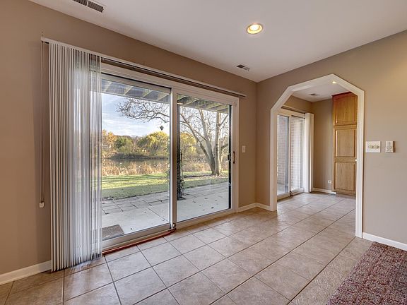 4th image of 2S531 Emerald Green Dr Unit C