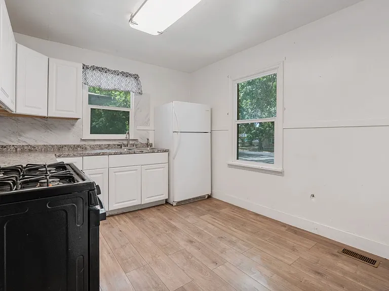 2736 Madison Ave — Photo 7
