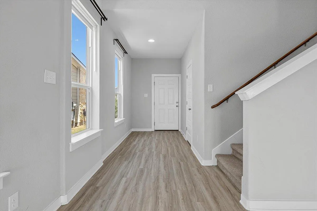 3 bed, 3.0 bath, 2050 sqft, $2,100 — Photo 4