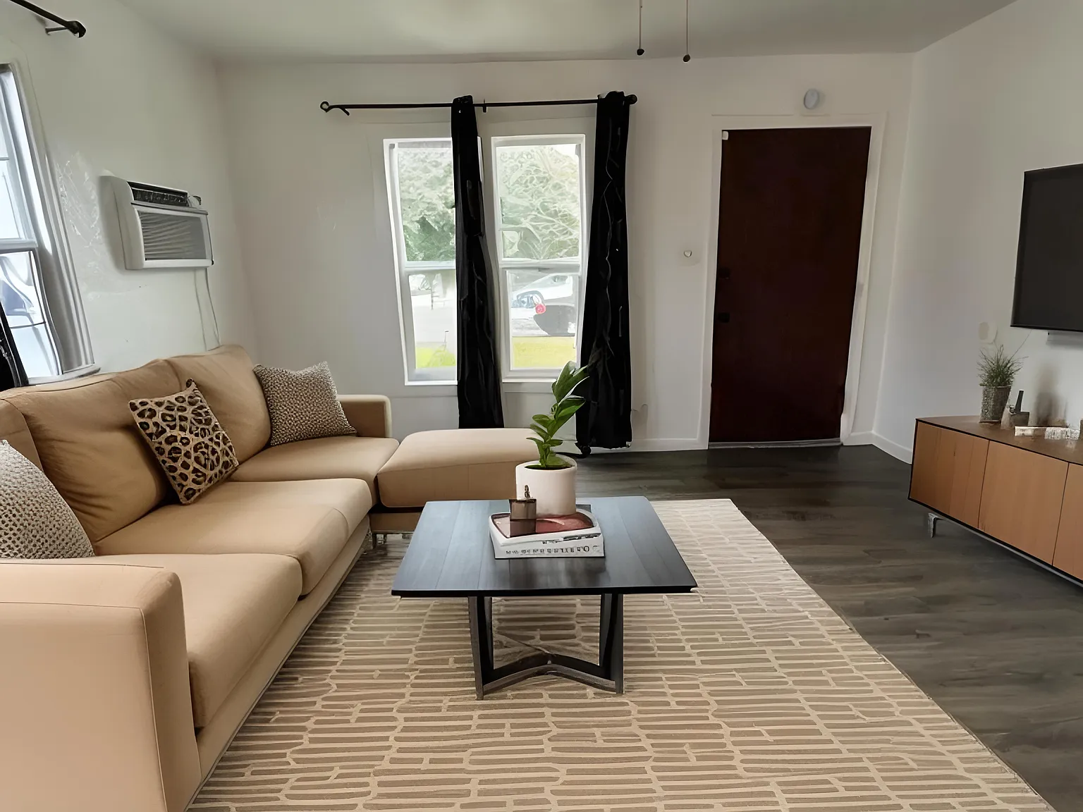 3 bed, 1072 sqft, $2,350 — Photo 3