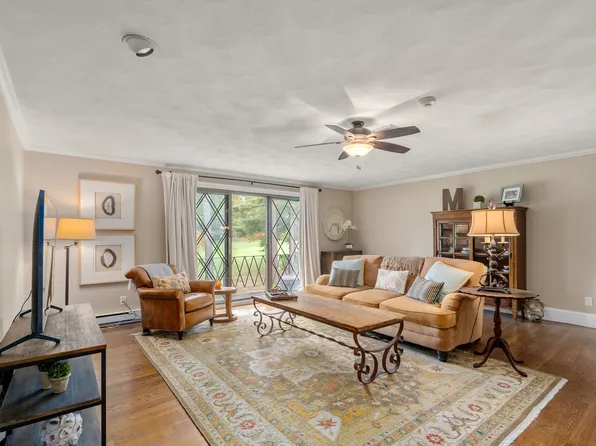 2 Rainbow Pond Dr APT 7, Walpole, MA 02081