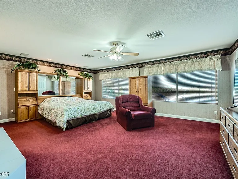 8748 Castle Hill Ave — Photo 15