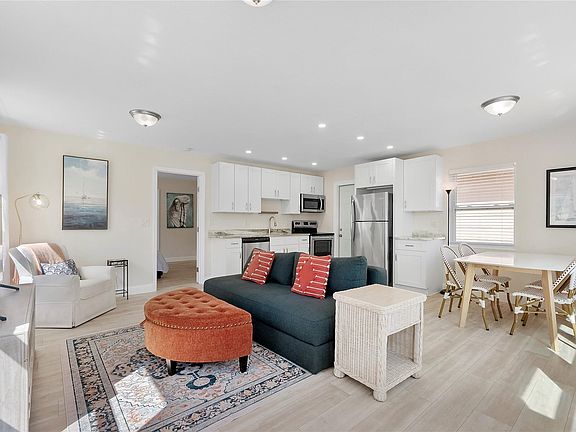 3rd image of 411 S E Street