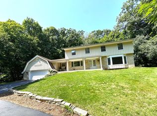 1325 Valley Ridge Dr, Brookfield, WI 53005