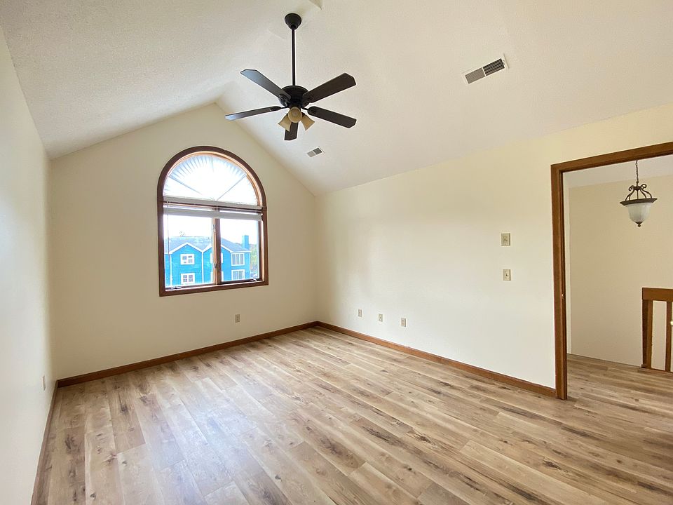 1st image of 9 Jeffrey Alan Dr