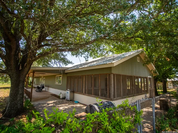 4843 N FM 1436, La Pryor, TX 78872