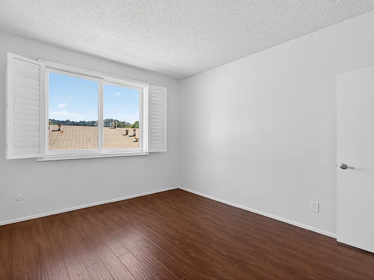 Woodman Ave Apartments — Photo 36