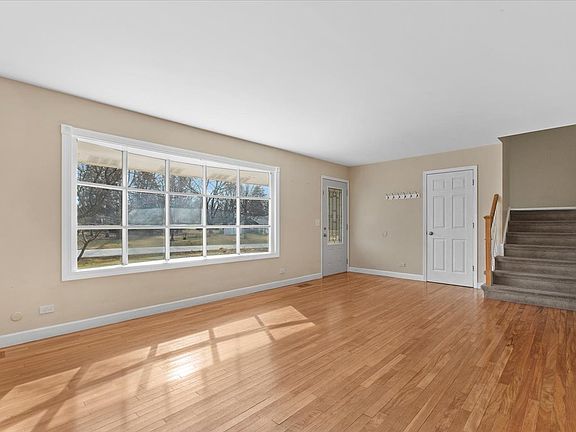 4th image of 11S334 Oakwood Ave