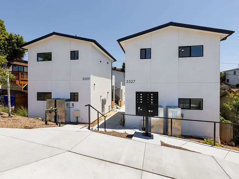 5527-33 Olvera Ave — Photo 22