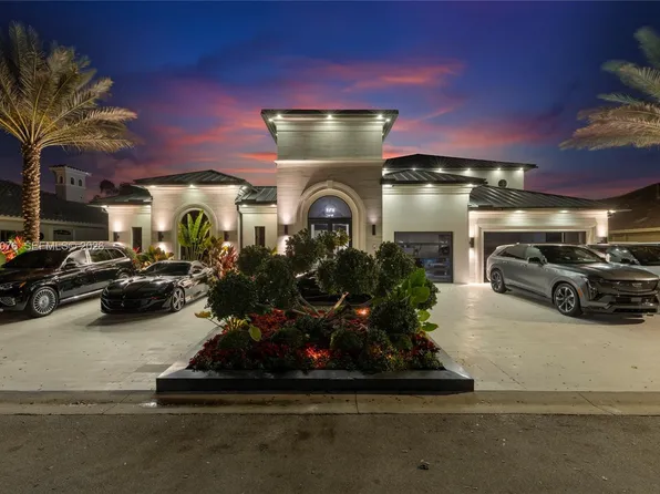 541 Enclave Cir E, Pembroke Pines, FL 33027