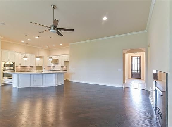 5th image of 9805 Lindenwood Trl