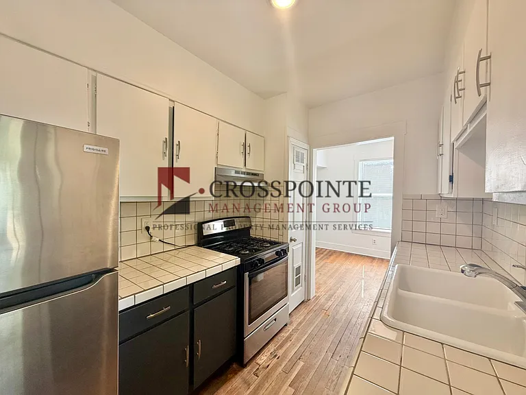 831 W Houston St — Photo 9