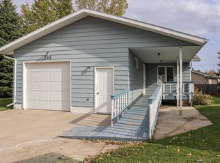 322 N 49th St, Grand Forks, ND 58203