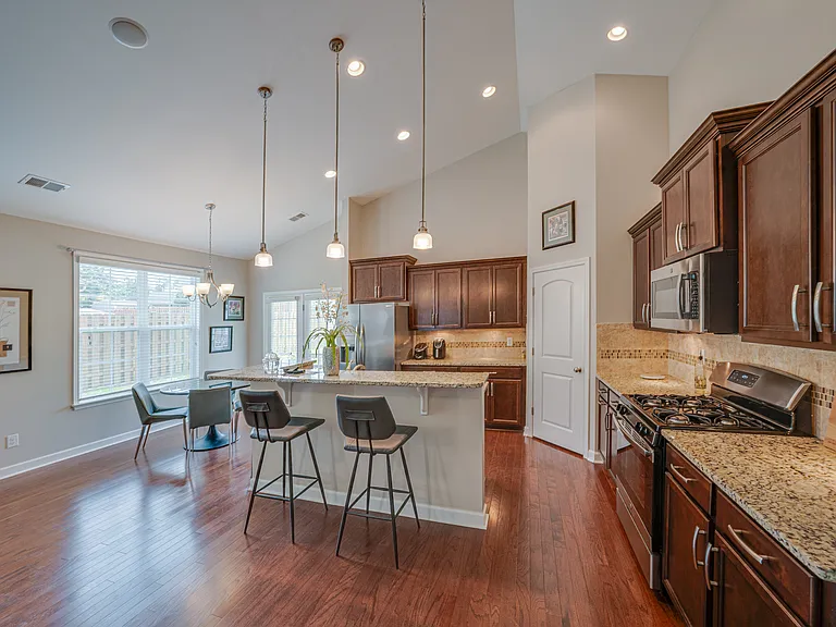 351 Amalfi Dr — Photo 2