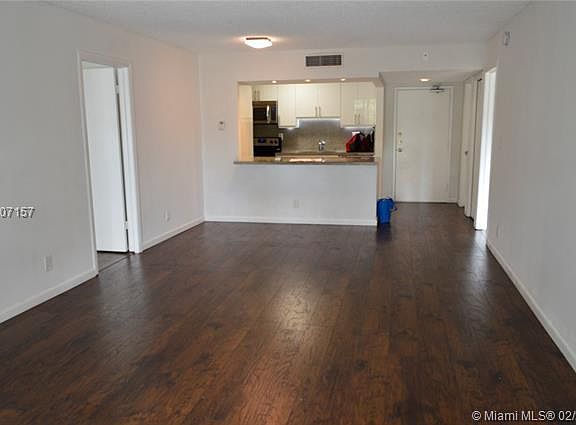 5th image of 240 Lakeview Dr APT 105