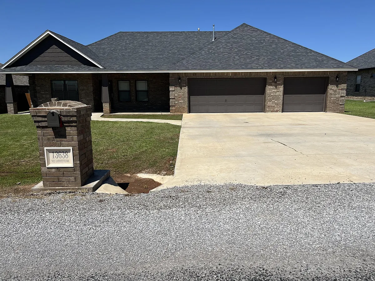 Building Photo - 13638 NE Lafayette Dr