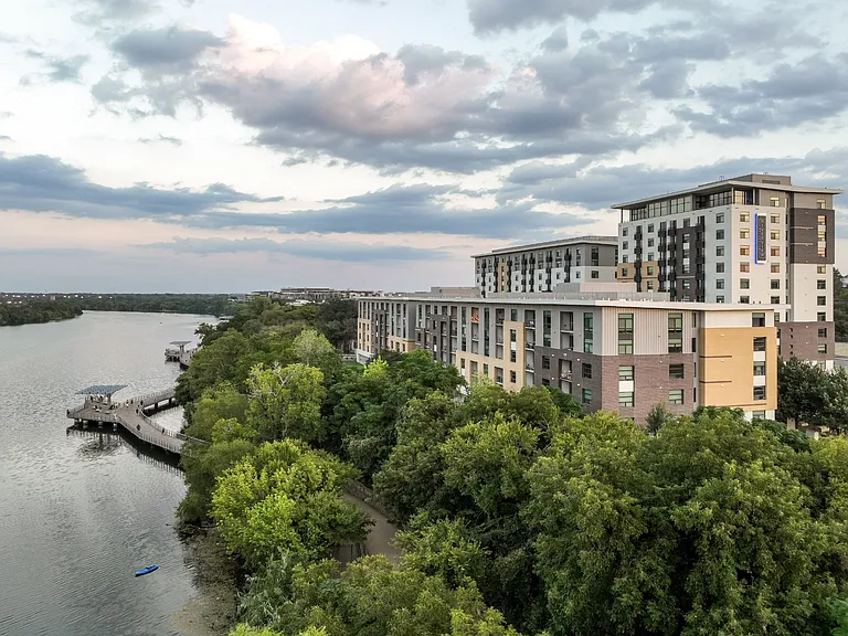 Berkshire Riverview — Photo 32