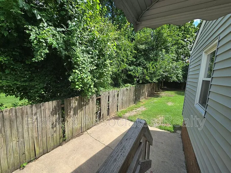 1034 E Lexington Ave — Photo 3