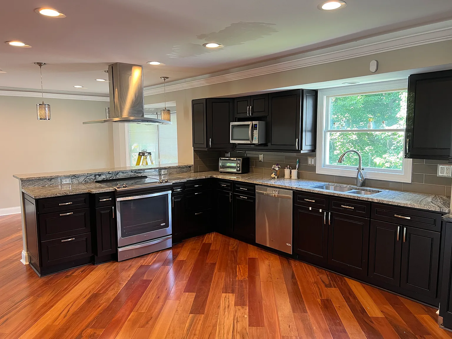 4 bed, 1936 sqft, $3,000 — Photo 2