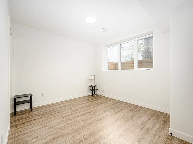 1034 A Clarence Ave — Photo 18