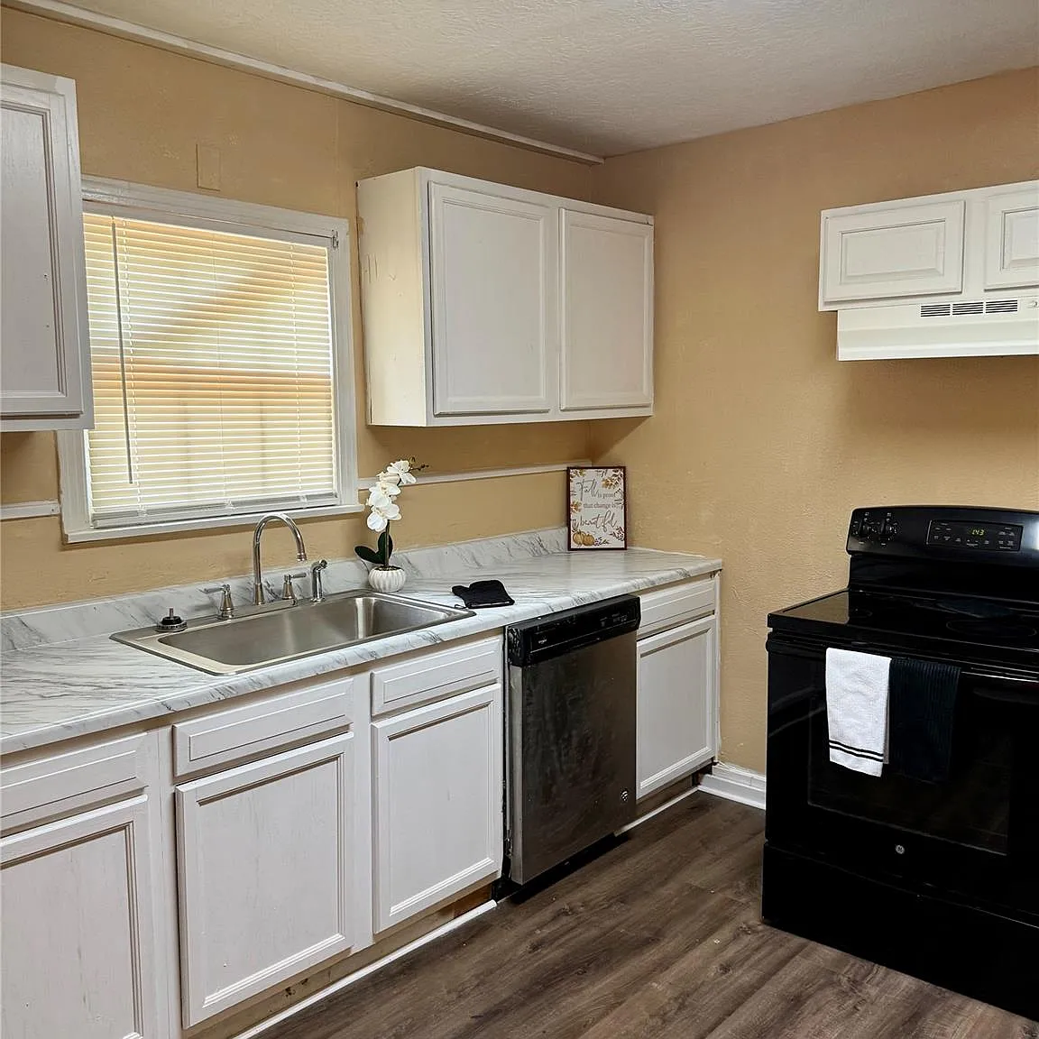 3 bed, 2.0 bath, 1416 sqft, $1,350 — Photo 3