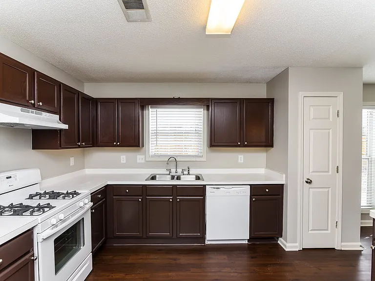 4323 Chesapeake Trce NW — Photo 8