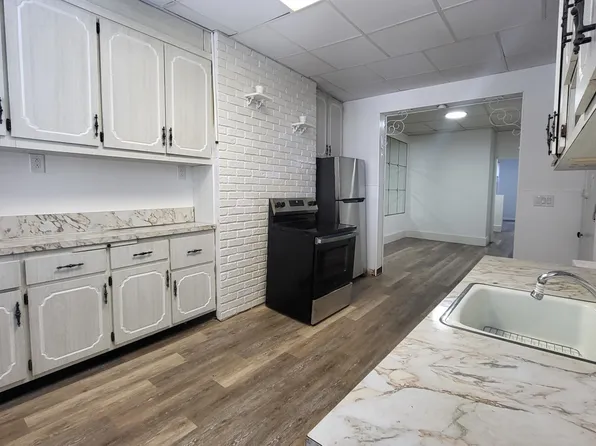 821 Metropolitan Avenue image 1 of 8