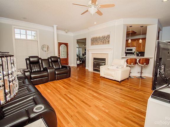 5th image of 2932 Woodfield Ln