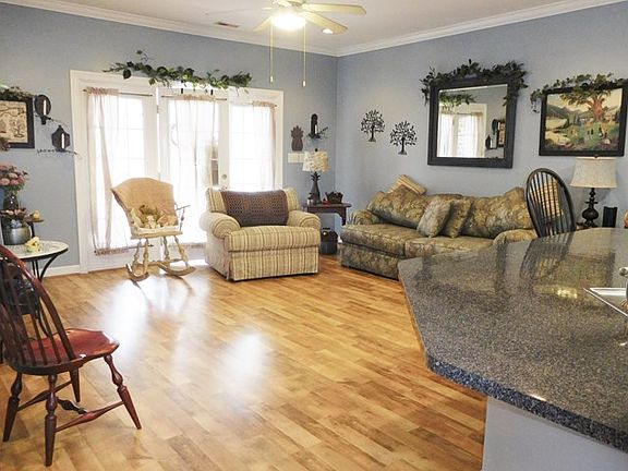 5th image of 127 Savannah Cir N