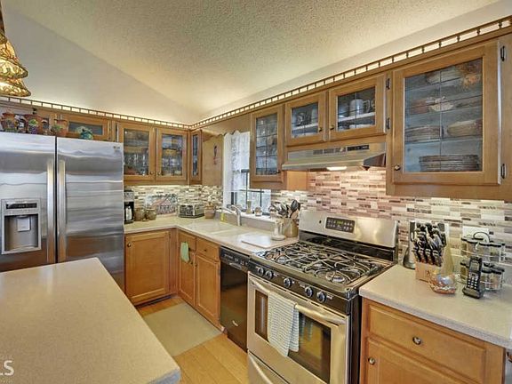 2nd image of 835 Woodland