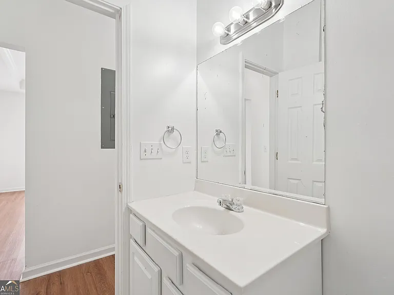 2596 Bates St SE — Photo 34
