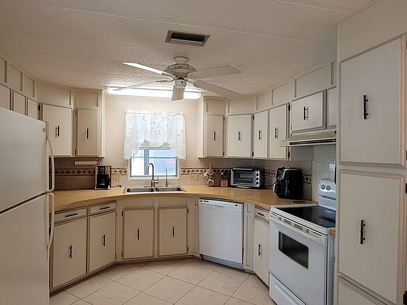 2nd image of 408 Beaver Run St #408