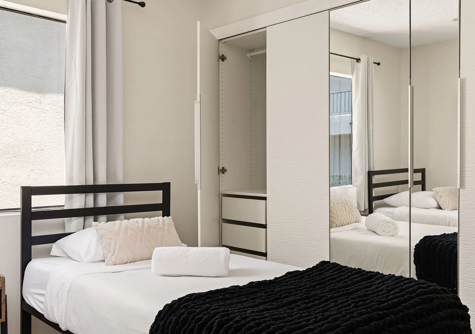 A fully furnished 5 bedroom, 2 bathroom apartment with common areas at 1823 Pelham Ave. Unit 8 — Photo 2