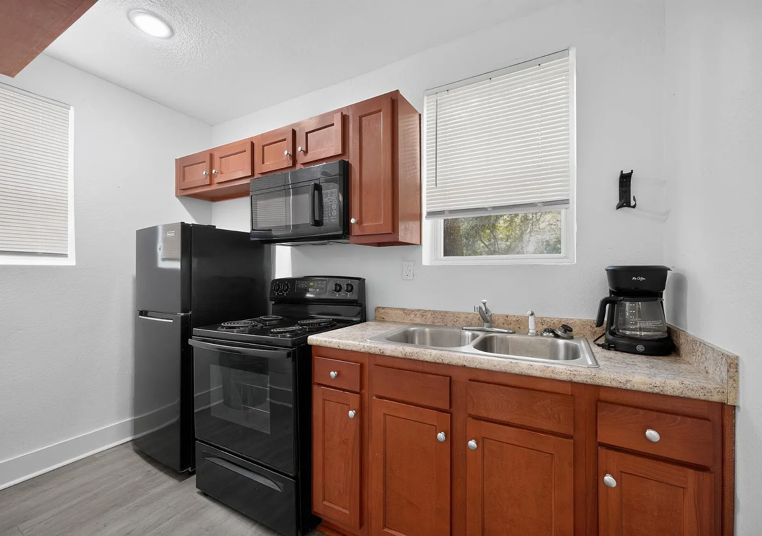 3212 Barnett St - 3212 Barnett St — Photo 1