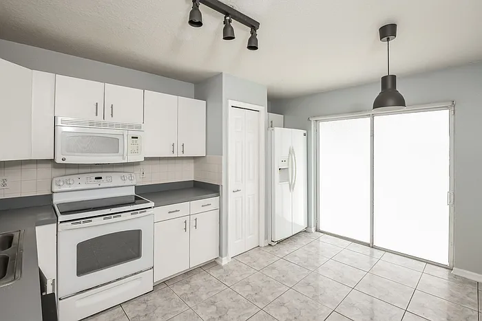 3313 Cypress Point Cir — Photo 5